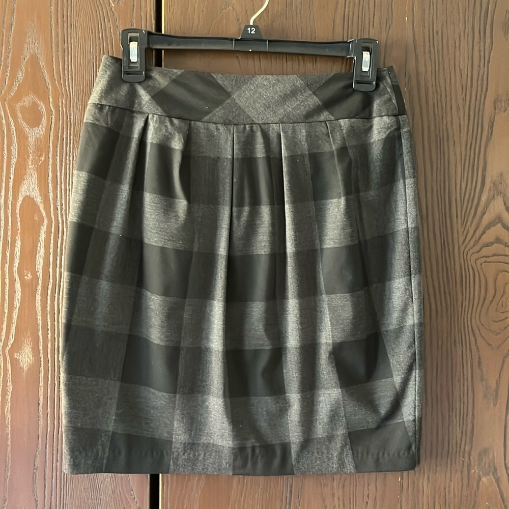 A Byer mini dark gray/ black checked skirt. Size 3
